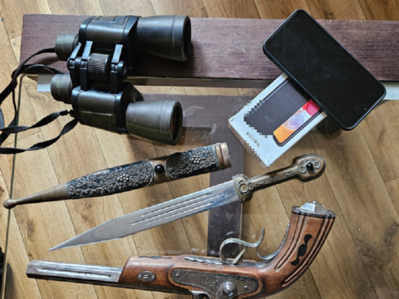 nóż, pistolet, lornetka, telefon komórkowy