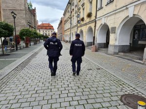 Dwóch policjantów patroluje ulice jaworskiego rynku